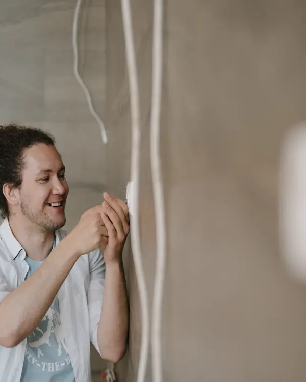 Portrait of Jordan Pruitt, installation technician